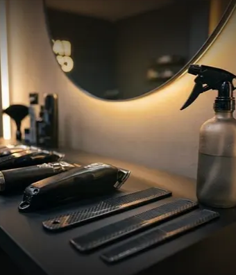 Barberstation mit Scheren und Kämmen