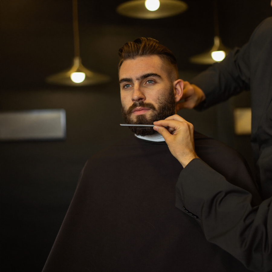 Bartformung mit Rasiermesser, zurückgekämmter Undercut
