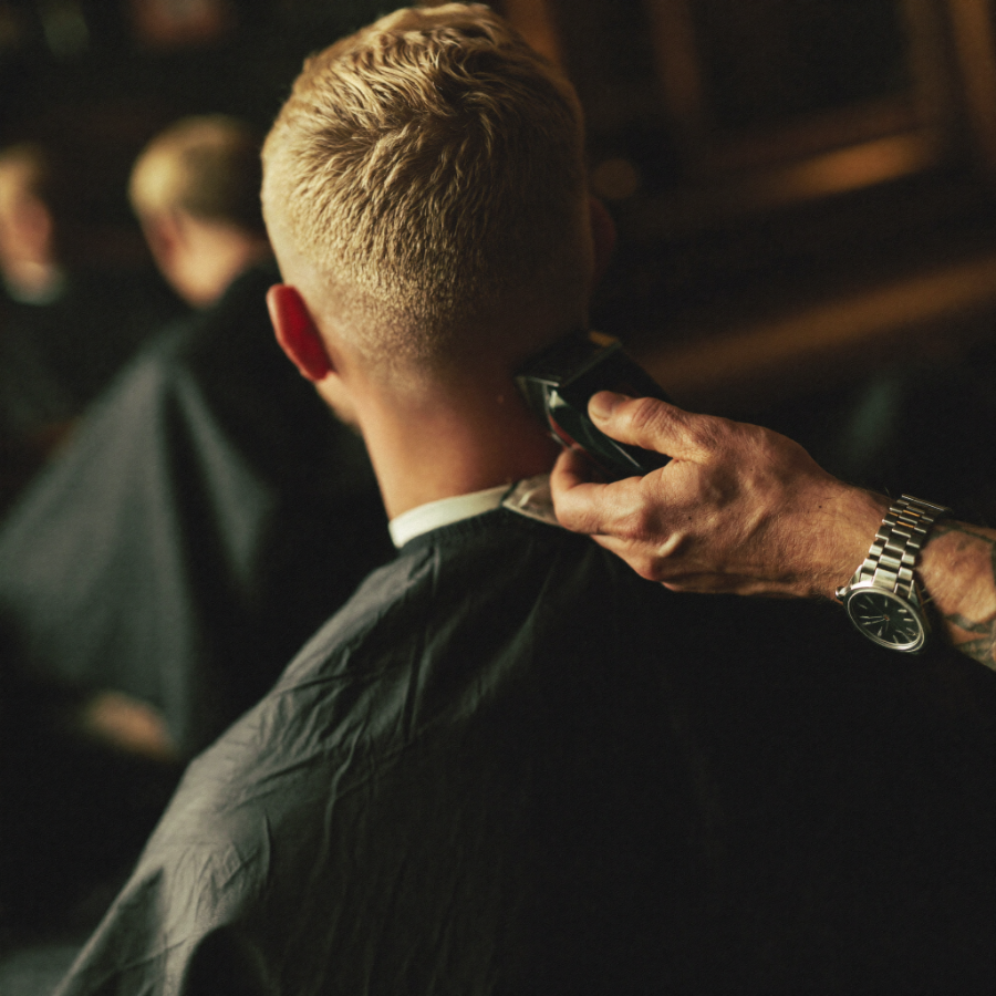 Blonder Skin Fade mit Konturen am Nacken