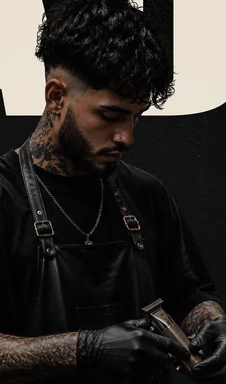 Lockiger Fade mit Bart, Schere in der Hand